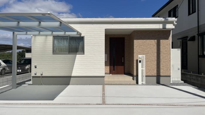 スリットの焼きレンガをアクセントにした シンプル外構（赤磐市 H様邸）