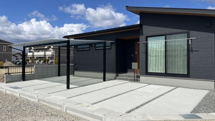 ツートンカーポートが映える　軽快な縦スリットの駐車場（岡山市 M様邸）