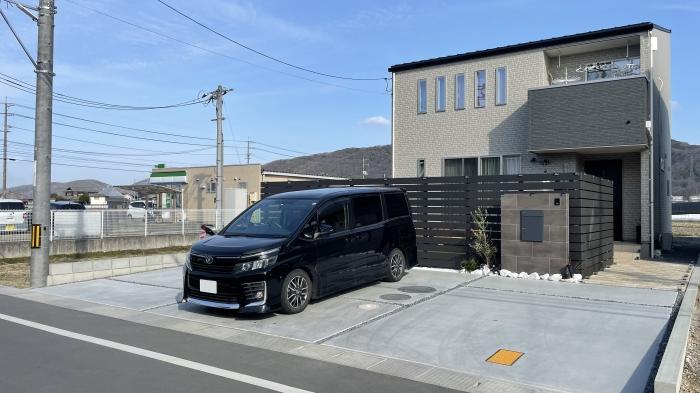 ブラックのフェンスが印象的な　プライベートガーデン（岡山市 B様邸）