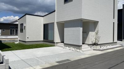 人工芝が映える　白基調のシンプル外構（岡山市 ﾓﾃﾞﾙﾊｳｽ）
