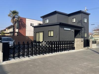 重厚感のある電動伸縮門扉と タイル門柱(倉敷市 A様邸)