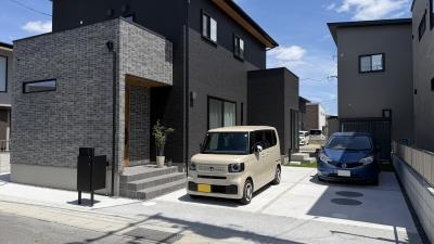 コスパと機能を重視した シンプルモダンな駐車場(岡山市 H様邸)