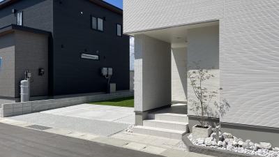 人工芝が映える　白基調のシンプル外構（岡山市 ﾓﾃﾞﾙﾊｳｽ）