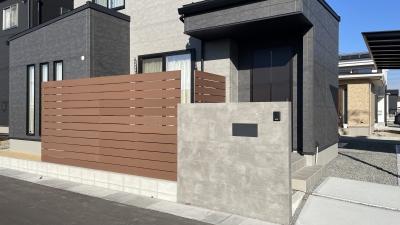 視線に配慮した　タイル門柱と人工木フェンス（岡山市 S様邸）
