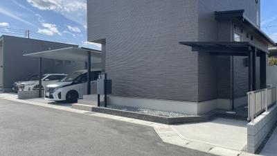 ソリッドな機能門柱と　人気のアルミ屋根カーポート（倉敷市 I様邸）