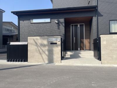 重厚感のある電動伸縮門扉と　タイル門柱（倉敷市 A様邸）