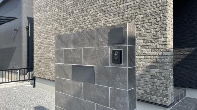 シンプルな駐車場に映える　こだわりの門柱（岡山市 S様邸）