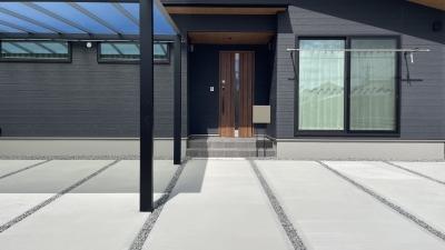 ツートンカーポートが映える　軽快な縦スリットの駐車場（岡山市 M様邸）