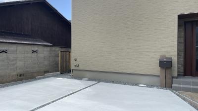 コンクリート製の枕木で彩る　玄関まわり（倉敷市 T様邸）