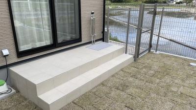 室内からも出入り自由　夢のドッグ&キッズラン（新見市 T様邸）