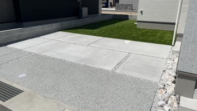 人工芝が映える　白基調のシンプル外構（岡山市 ﾓﾃﾞﾙﾊｳｽ）