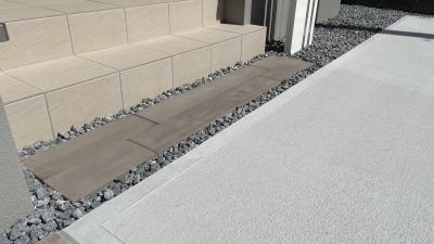 スリットの焼きレンガをアクセントにした シンプル外構（赤磐市 H様邸）