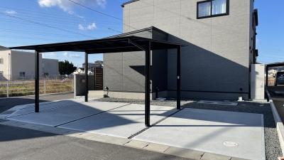 視線に配慮した　タイル門柱と人工木フェンス（岡山市 S様邸）