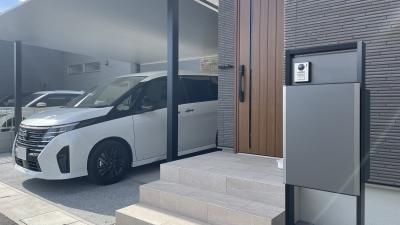 ソリッドな機能門柱と　人気のアルミ屋根カーポート（倉敷市 I様邸）