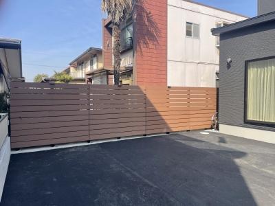 重厚感のある電動伸縮門扉と　タイル門柱（倉敷市 A様邸）