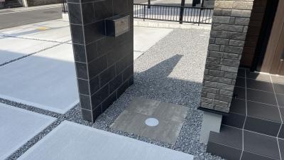 シンプルな駐車場に映える　こだわりの門柱（岡山市 S様邸）