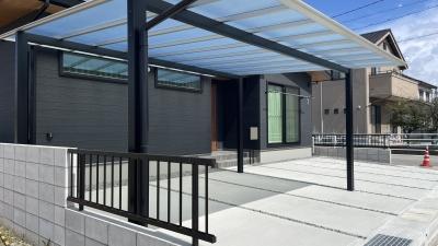 ツートンカーポートが映える　軽快な縦スリットの駐車場（岡山市 M様邸）