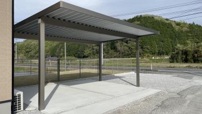 室内からも出入り自由　夢のドッグ&キッズラン（新見市 T様邸）